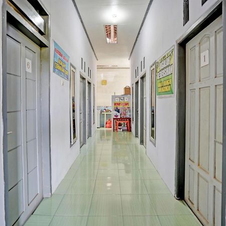 Oyo Life 92937 Kost Putri Sarkara Syariah Hotel Бануванги Екстериор снимка