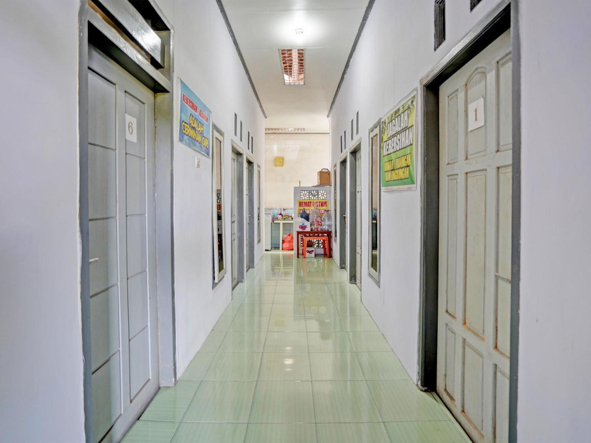 Oyo Life 92937 Kost Putri Sarkara Syariah Hotel Бануванги Екстериор снимка