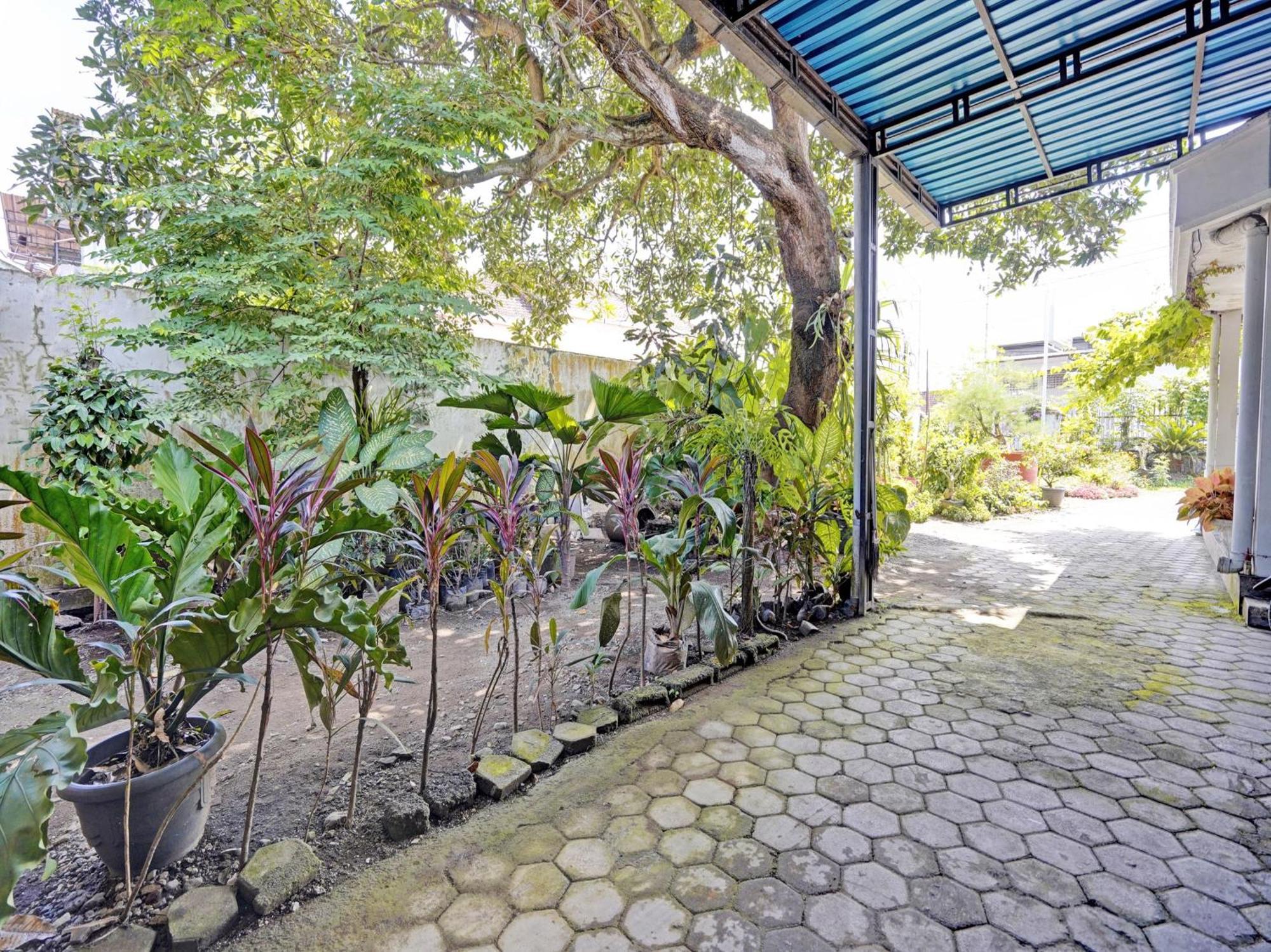 Oyo Life 92937 Kost Putri Sarkara Syariah Hotel Бануванги Екстериор снимка