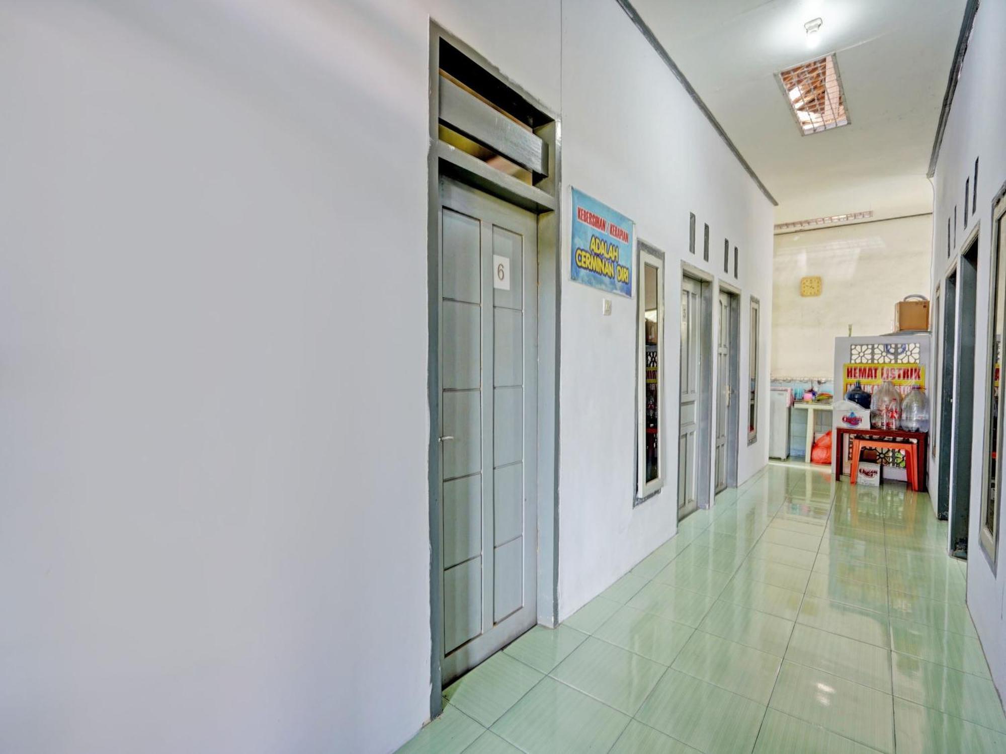 Oyo Life 92937 Kost Putri Sarkara Syariah Hotel Бануванги Екстериор снимка