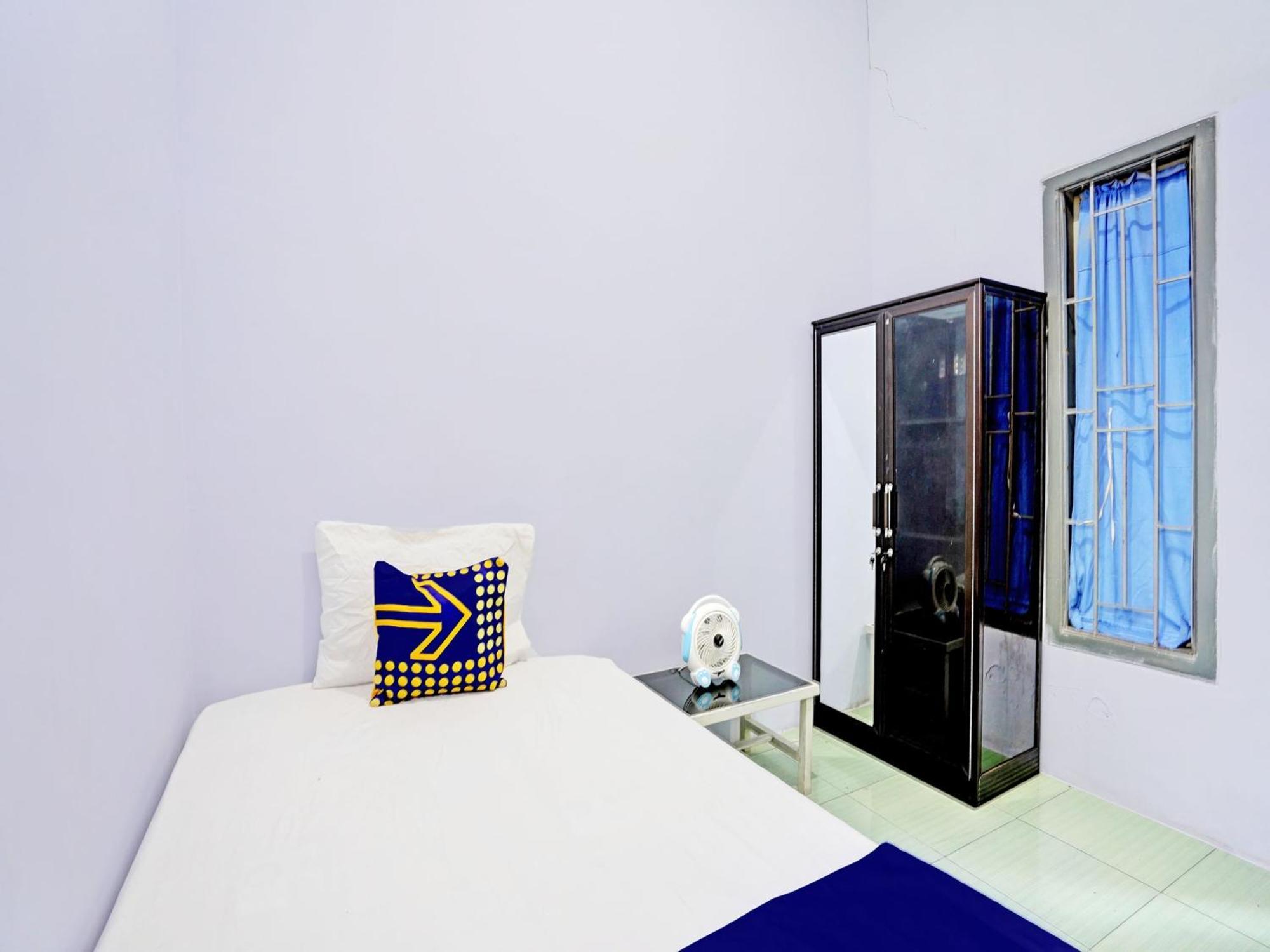 Oyo Life 92937 Kost Putri Sarkara Syariah Hotel Бануванги Екстериор снимка