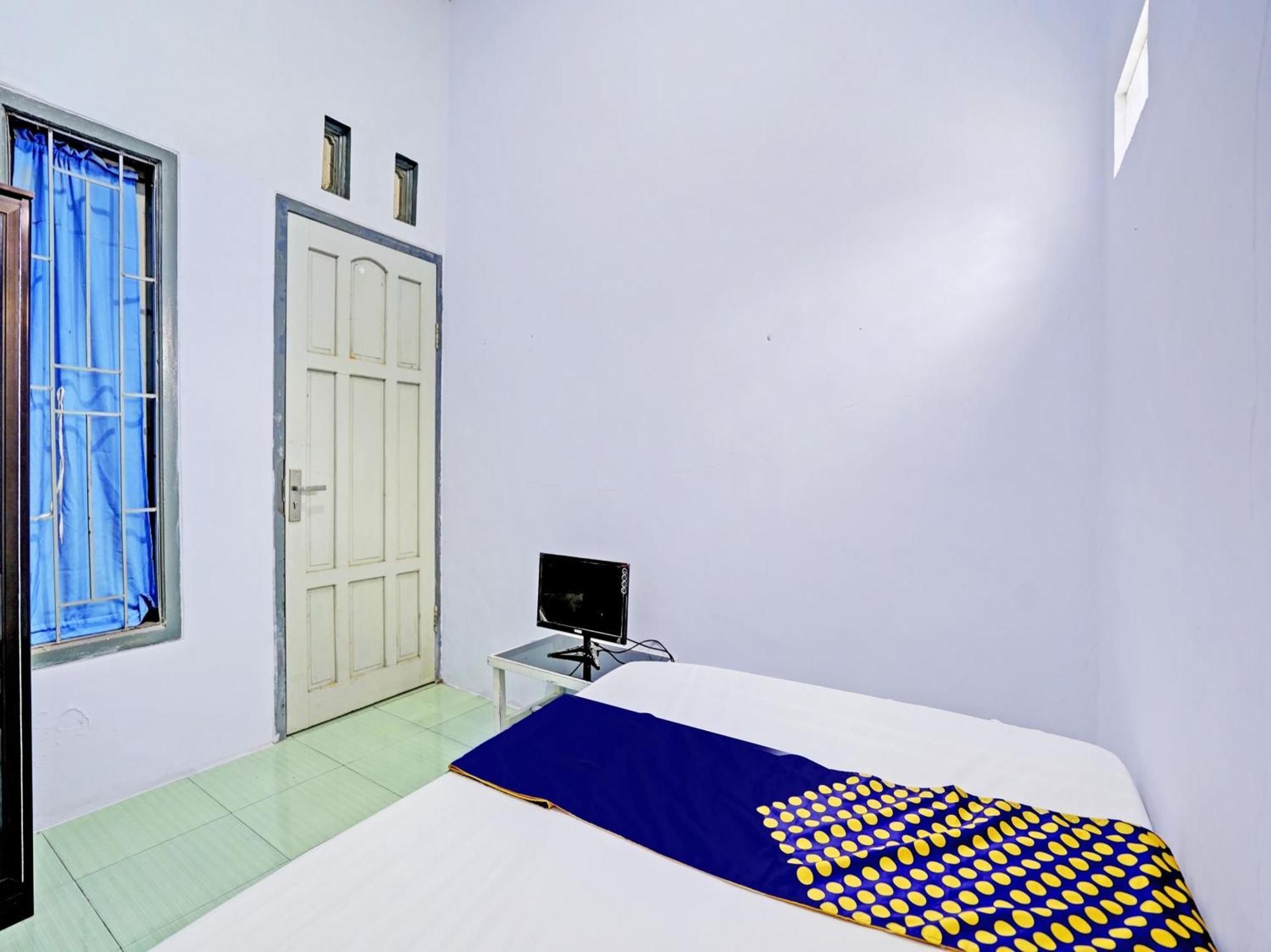 Oyo Life 92937 Kost Putri Sarkara Syariah Hotel Бануванги Екстериор снимка