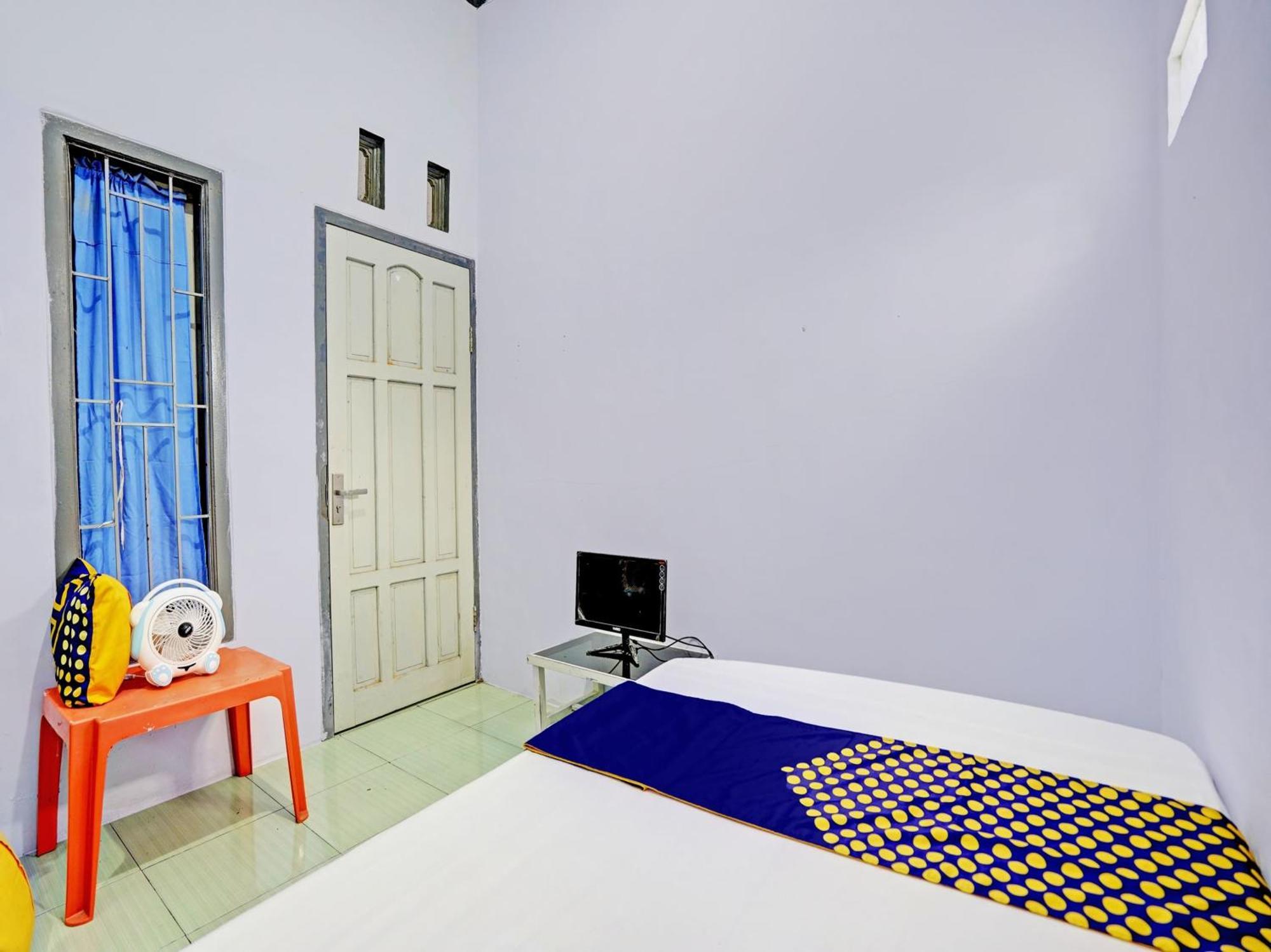 Oyo Life 92937 Kost Putri Sarkara Syariah Hotel Бануванги Екстериор снимка