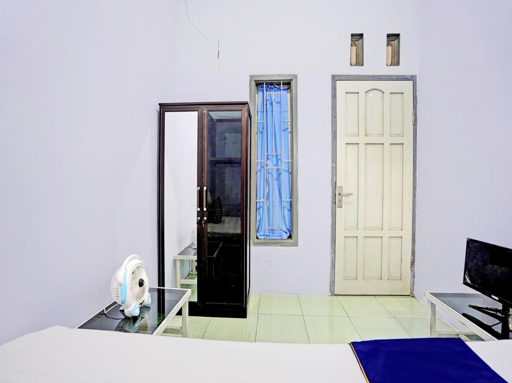 Oyo Life 92937 Kost Putri Sarkara Syariah Hotel Бануванги Екстериор снимка