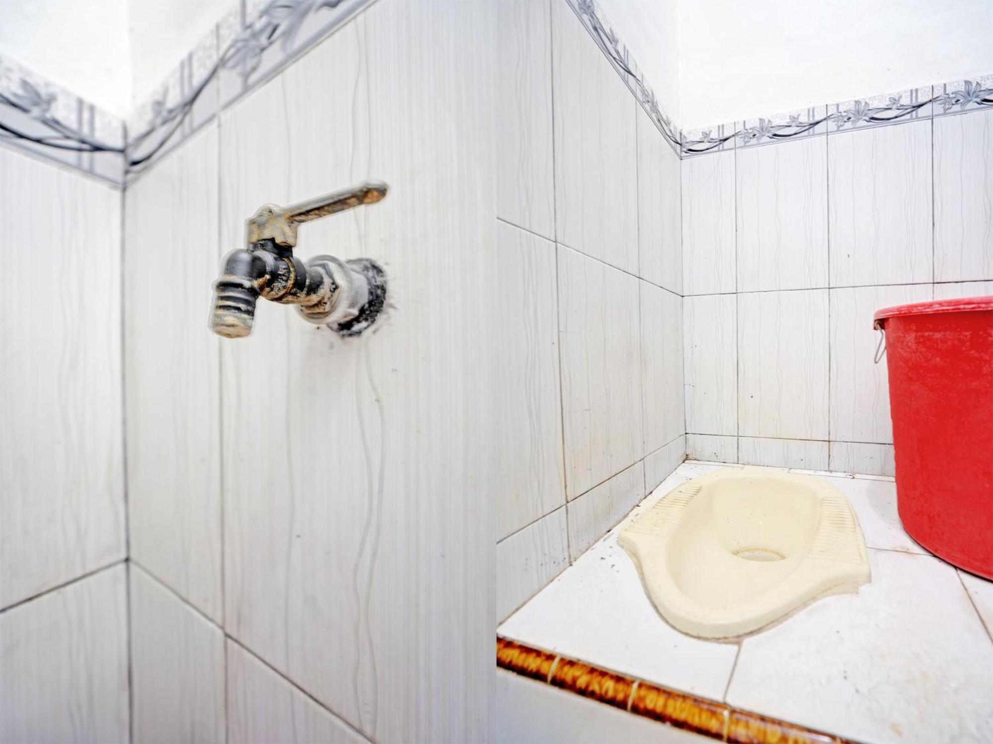 Oyo Life 92937 Kost Putri Sarkara Syariah Hotel Бануванги Екстериор снимка