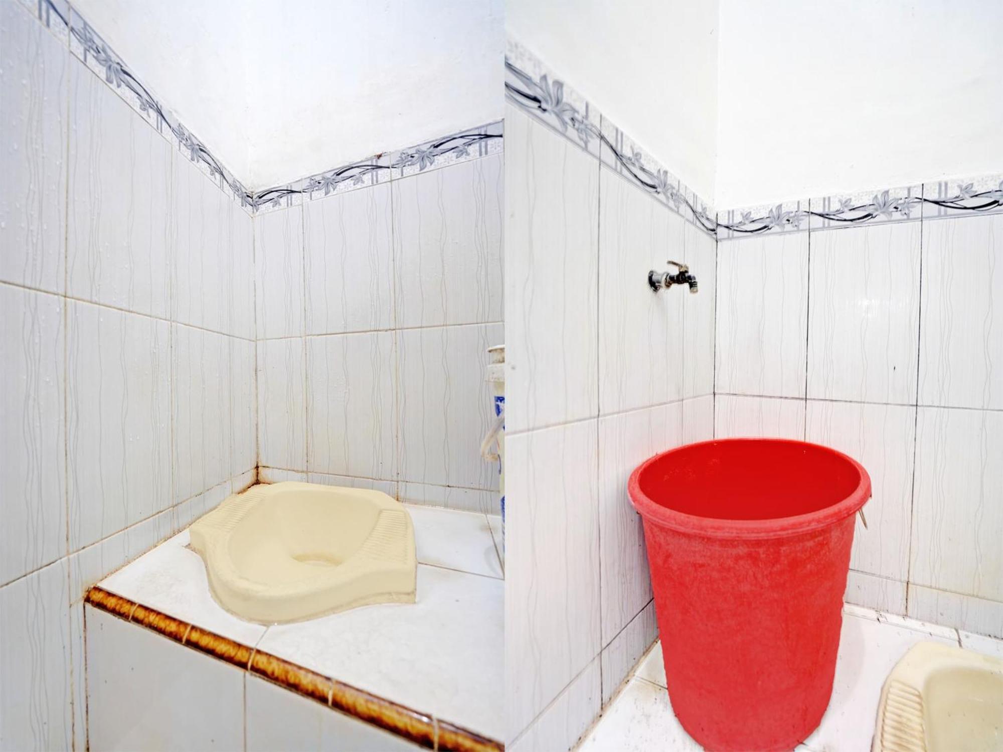 Oyo Life 92937 Kost Putri Sarkara Syariah Hotel Бануванги Екстериор снимка
