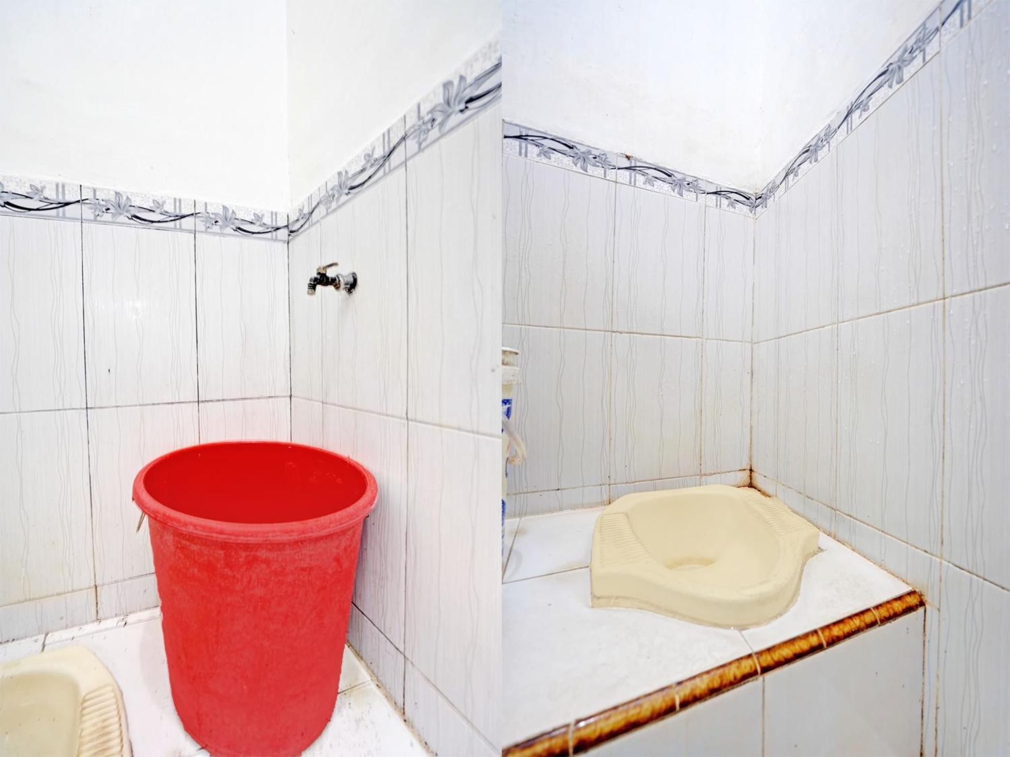 Oyo Life 92937 Kost Putri Sarkara Syariah Hotel Бануванги Екстериор снимка