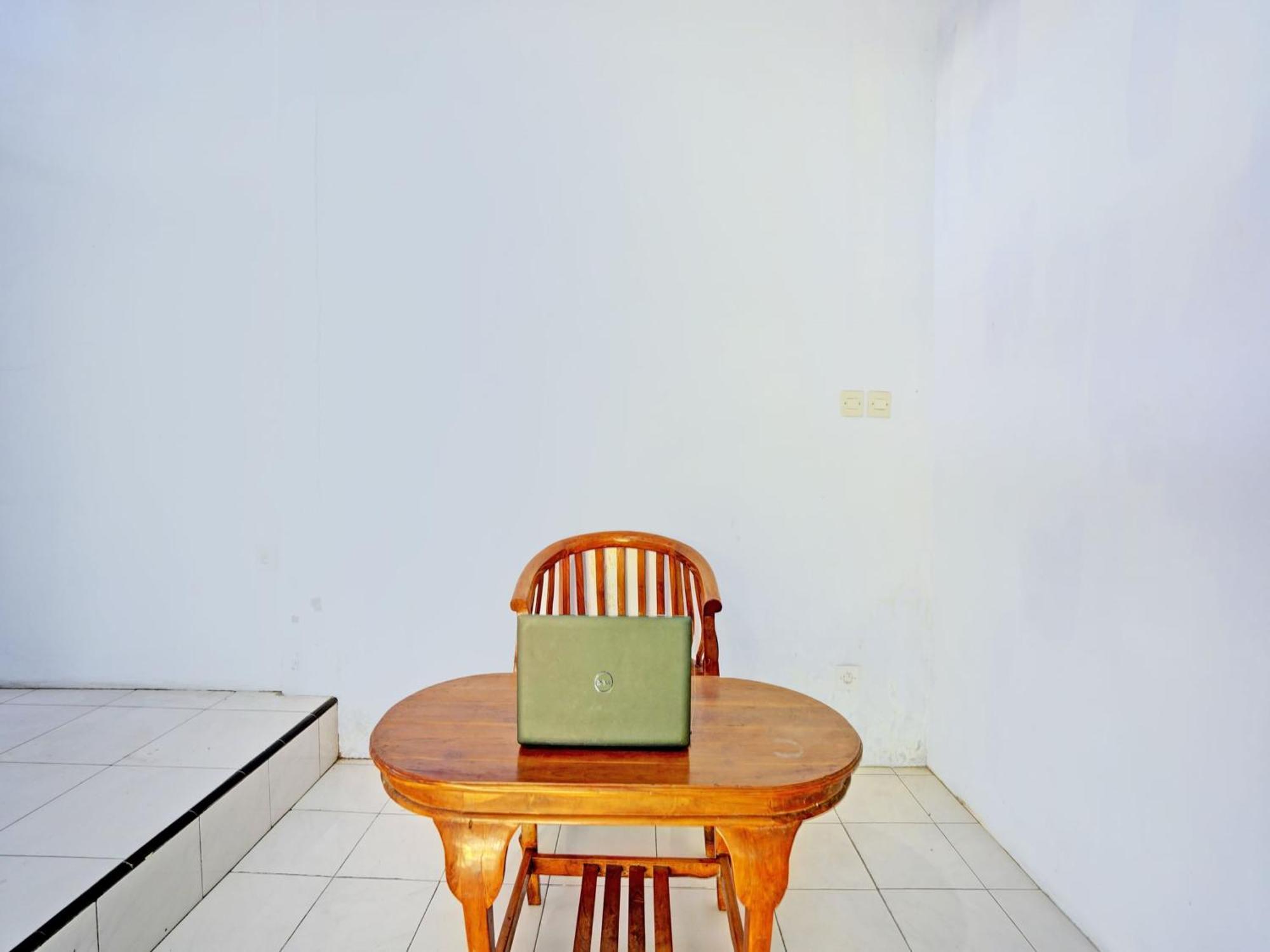 Oyo Life 92937 Kost Putri Sarkara Syariah Hotel Бануванги Екстериор снимка