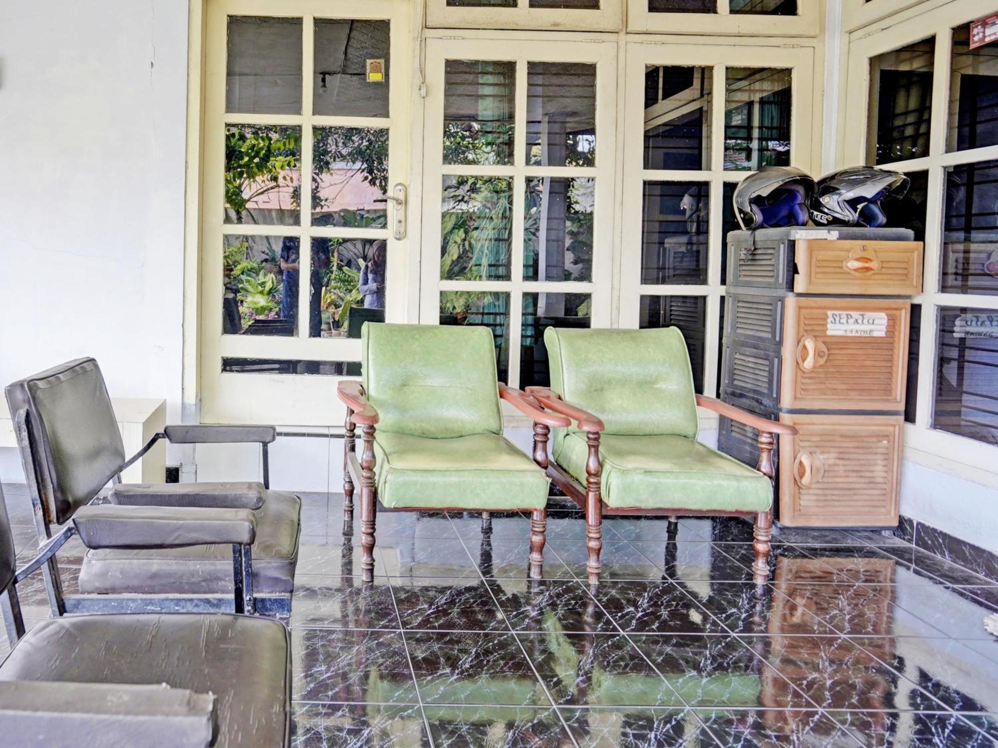 Oyo Life 92937 Kost Putri Sarkara Syariah Hotel Бануванги Екстериор снимка