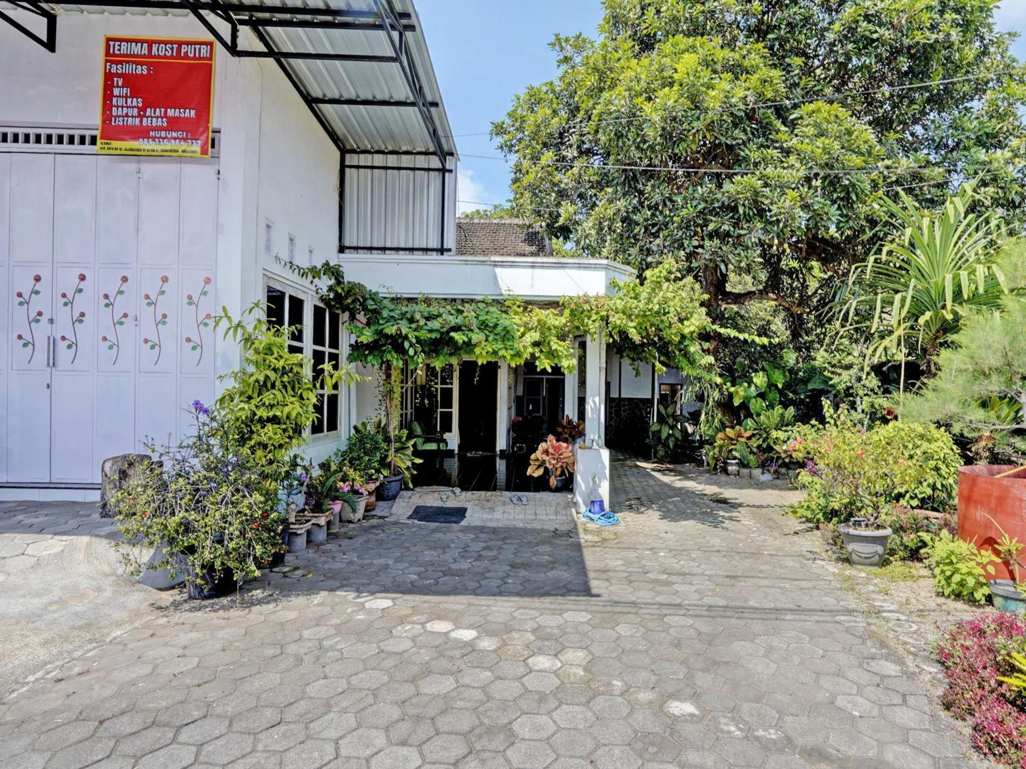 Oyo Life 92937 Kost Putri Sarkara Syariah Hotel Бануванги Екстериор снимка