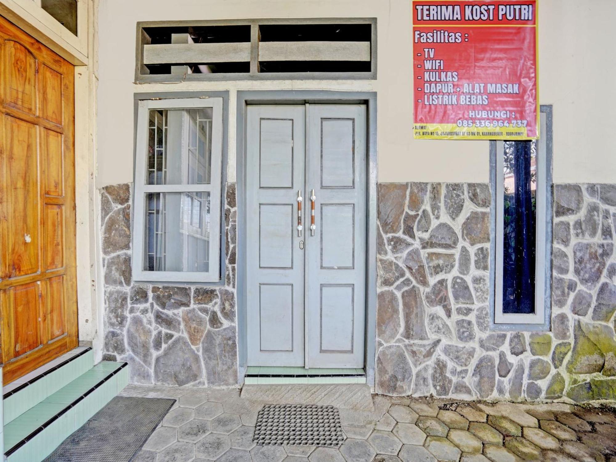 Oyo Life 92937 Kost Putri Sarkara Syariah Hotel Бануванги Екстериор снимка