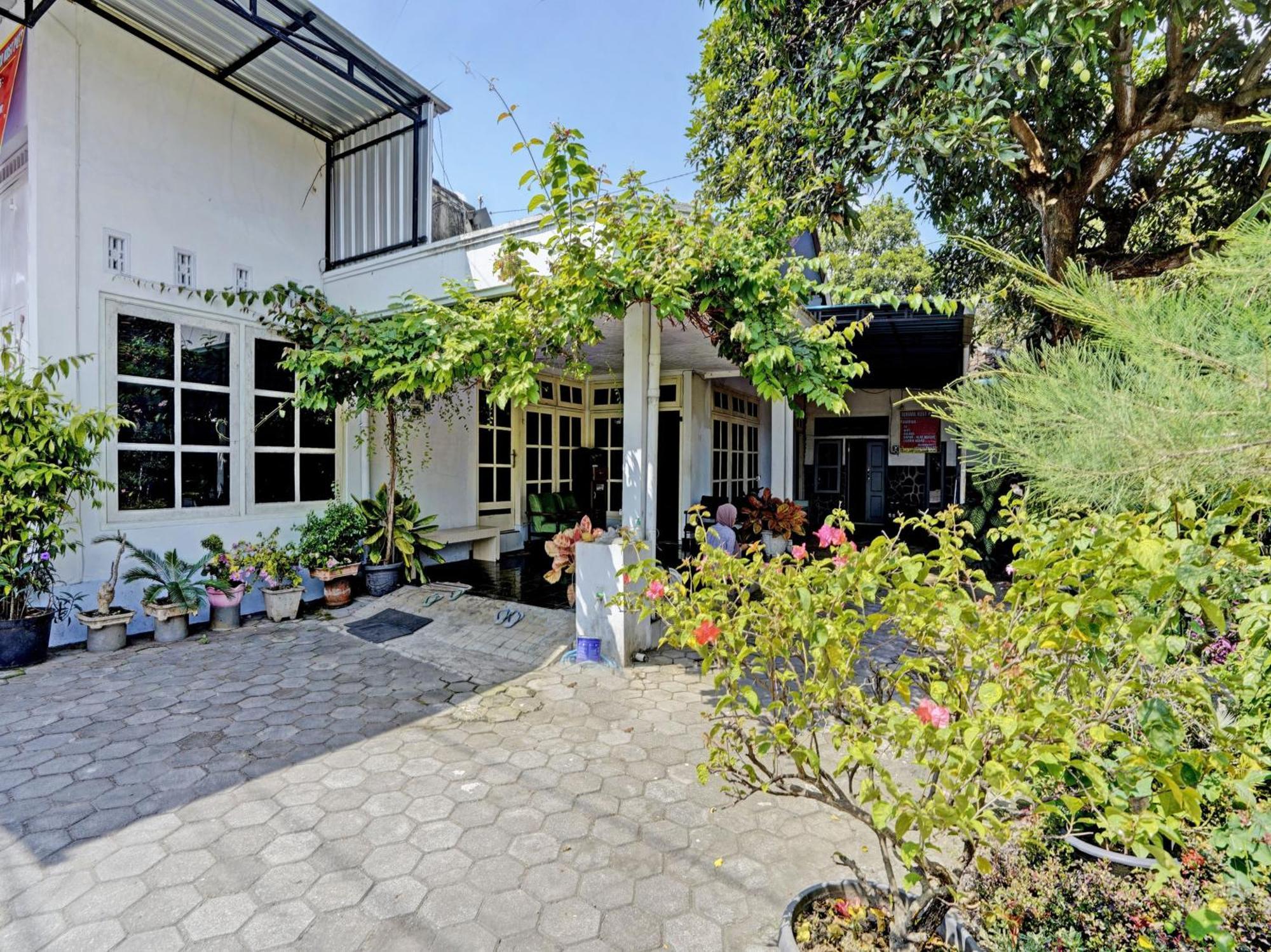 Oyo Life 92937 Kost Putri Sarkara Syariah Hotel Бануванги Екстериор снимка