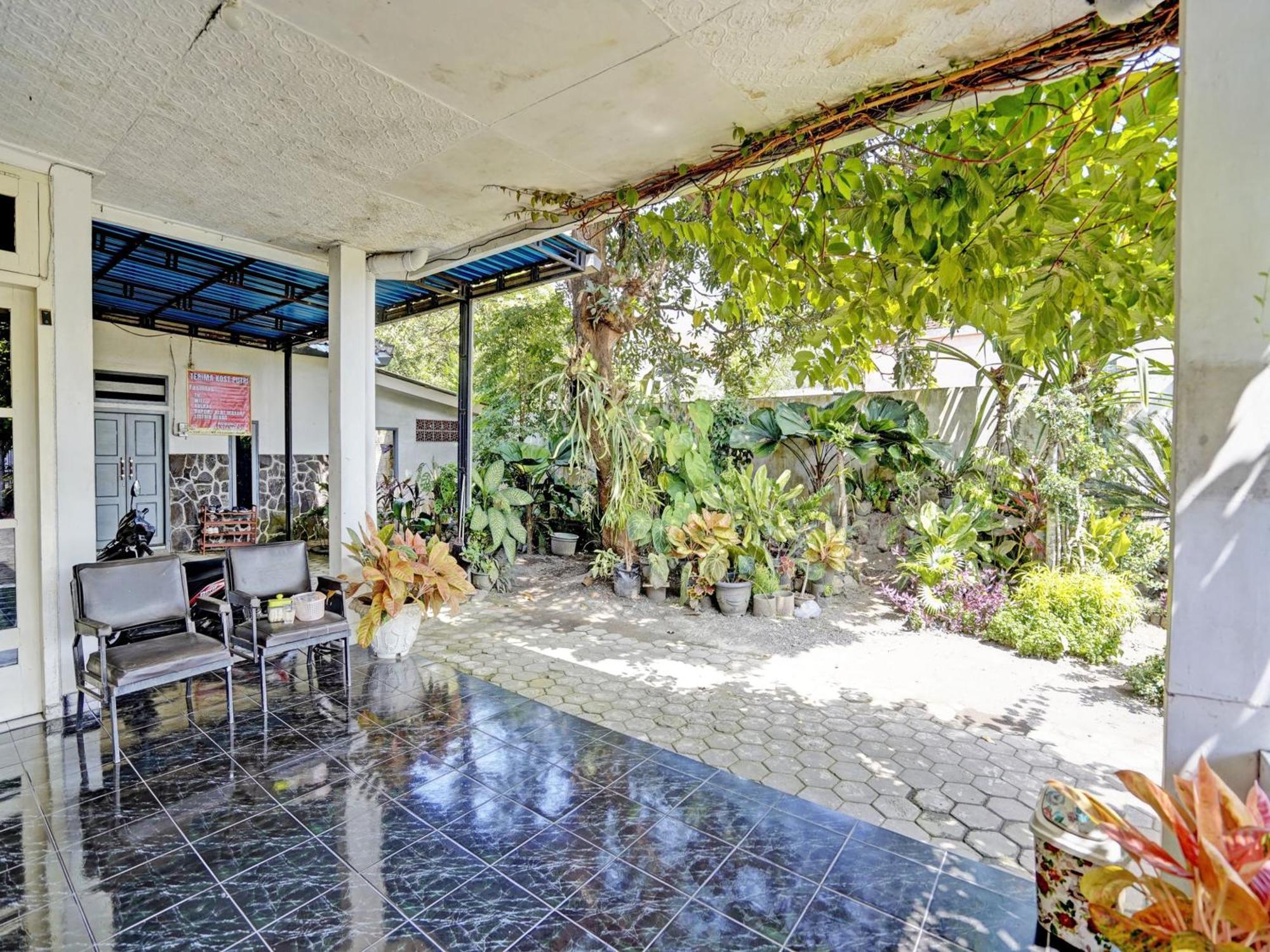 Oyo Life 92937 Kost Putri Sarkara Syariah Hotel Бануванги Екстериор снимка