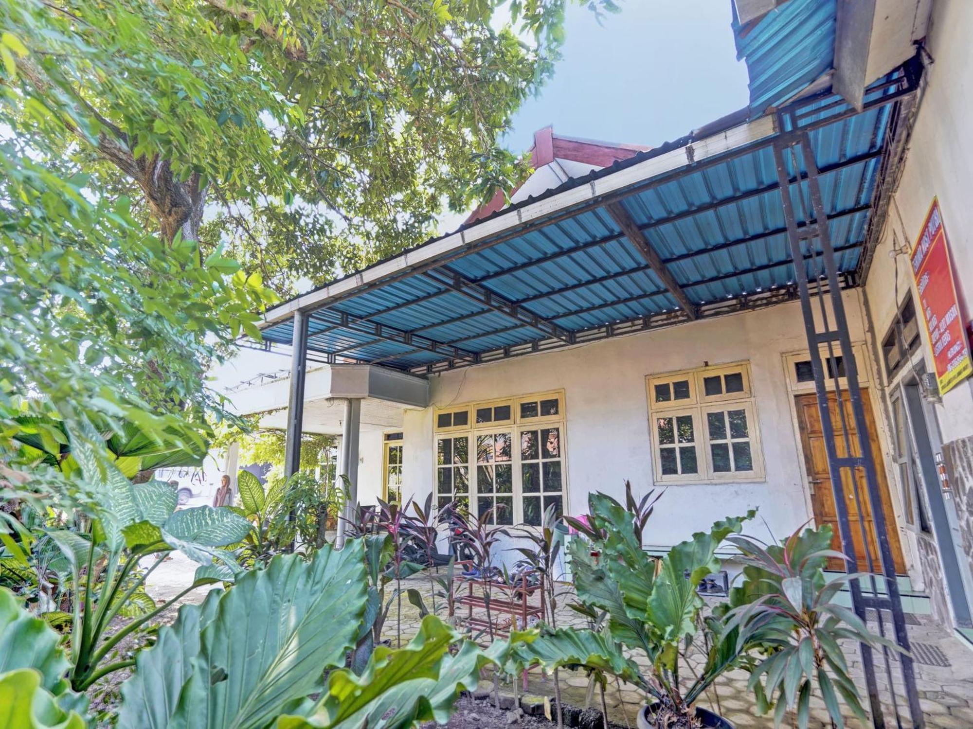 Oyo Life 92937 Kost Putri Sarkara Syariah Hotel Бануванги Екстериор снимка