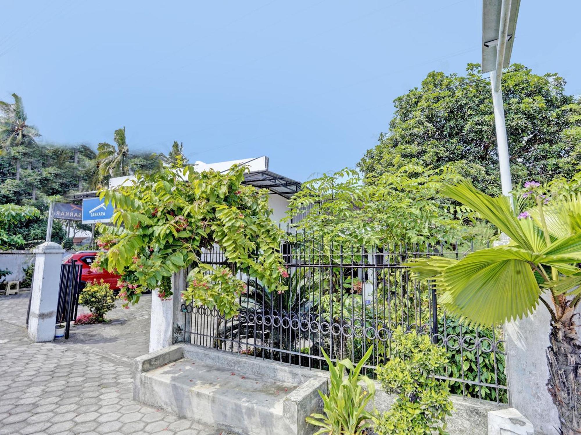 Oyo Life 92937 Kost Putri Sarkara Syariah Hotel Бануванги Екстериор снимка