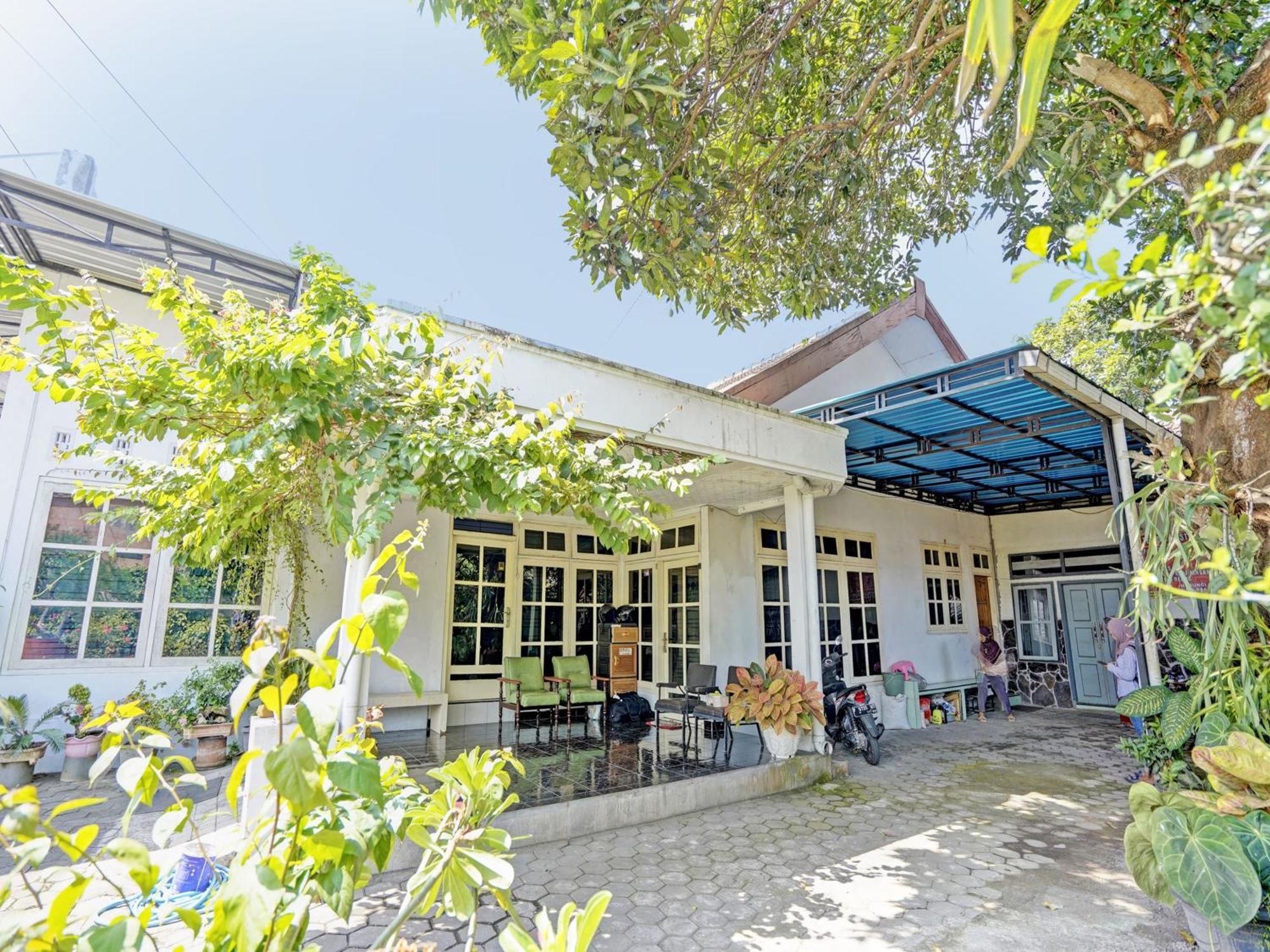 Oyo Life 92937 Kost Putri Sarkara Syariah Hotel Бануванги Екстериор снимка